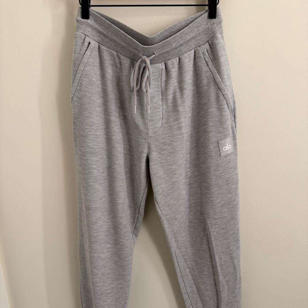 men’s light “athletic heather” grey ALO YOGA micro waffle fast break jogger [M]
